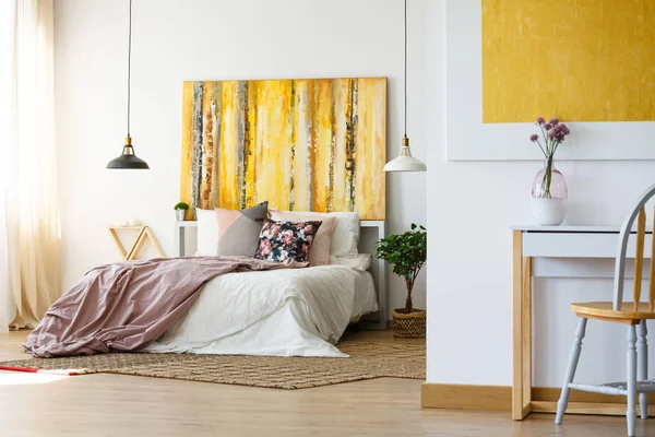 Energetic bedroom with yellow artwork — Stock Photo, Image