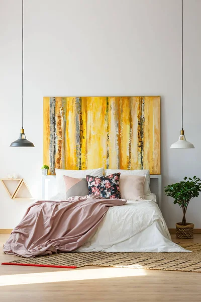 Geavanceerde slaapkamer met hedendaagse kunstwerken — Stockfoto