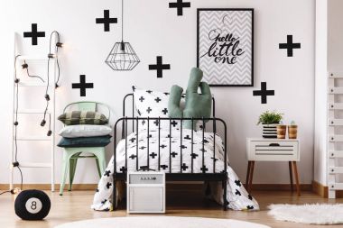 Kaktüs yastık çocuğun yatakta