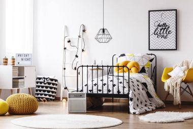 Çocuk odası ile sarı kabarık