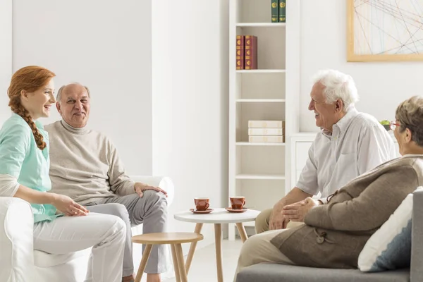 Grupo de personas reunidas con la enfermera — Foto de Stock