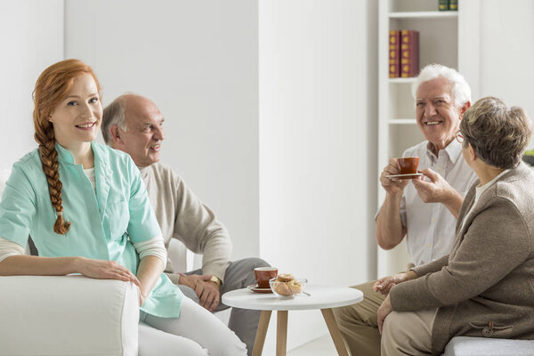 Медсестра заботится о пожилых людях.
