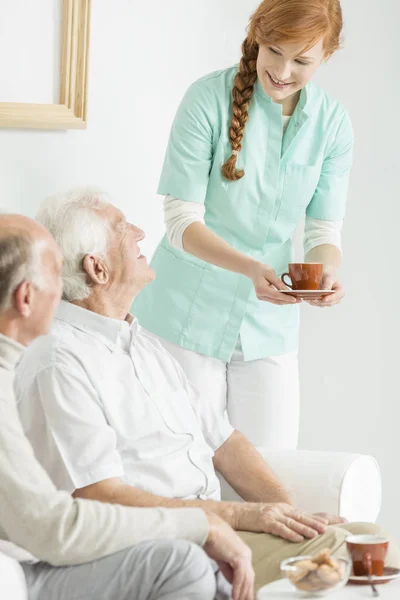 Dois idosos olham para a enfermeira — Fotografia de Stock