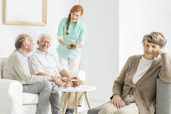 Старейшины пьют кофе
