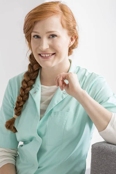 Улыбающаяся медсестра с рыжими волосами — стоковое фото
