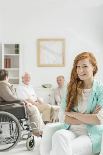 Krankenschwester sitzt mit verschränkten Armen — Stockfoto