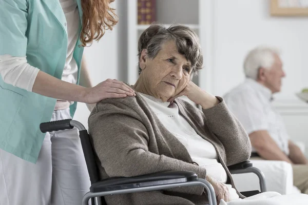 Professioneller Assistent unterstützt Senior — Stockfoto