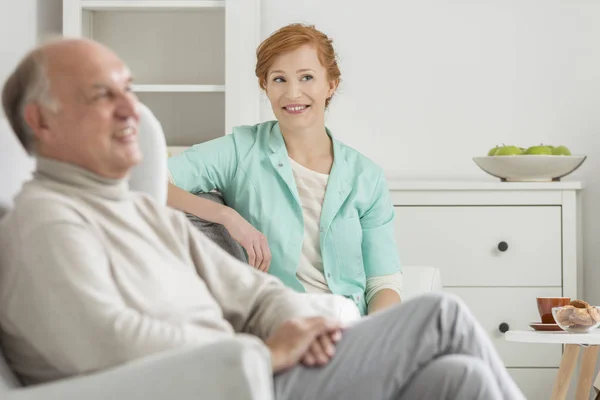 Professionella vårdaren och senior — Stockfoto