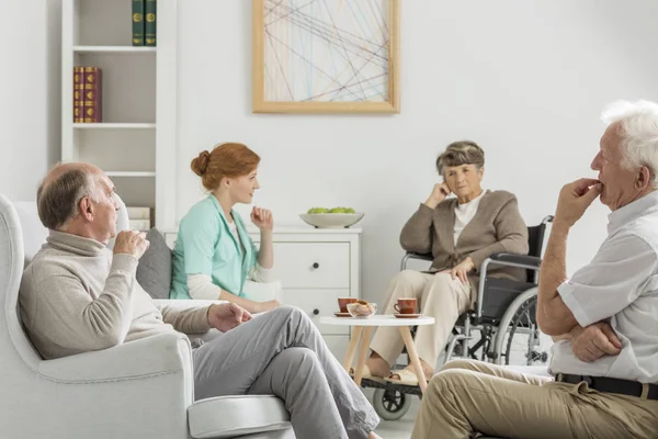 Reunião de anciãos e enfermeiros — Fotografia de Stock