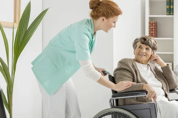 Zdravotní sestra návštěvy zakázán senior — Stock fotografie