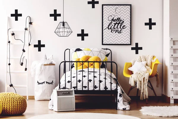 Habitación para niños con muebles amarillos —  Fotos de Stock