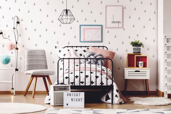 Camera per bambini semplice con tappeti — Foto Stock