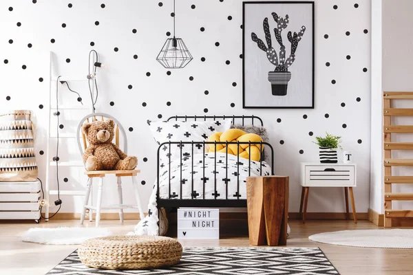 Teddybeer in de kinderkamer — Stockfoto