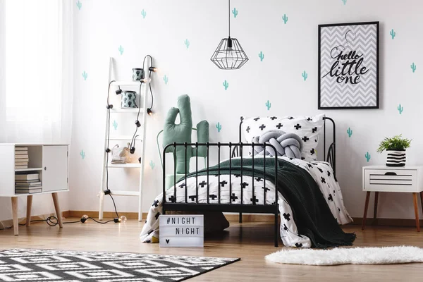 Zwarte deken op kid's bed — Stockfoto