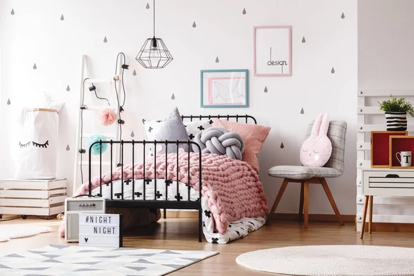 可爱的孩子们的卧室与海报 — 图库照片
