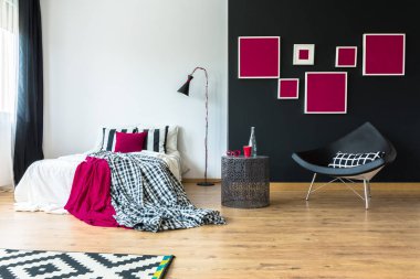 Lamba kral yatak yanında