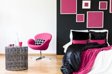 Kız Yatak odasında pembe sandalye