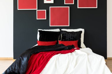 Kırmızı posterler ile siyah duvar