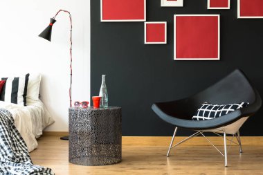 Kuğu sandalye retro yatak odasında