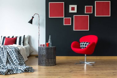 Desenli battaniye kral yatak var