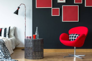 Yaratıcı tablo basit yatak odasında