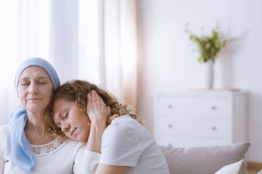 Kadın kanser sarılma kızı ile