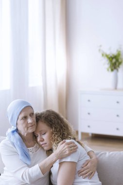 Sevgi dolu kızı hasta anne destek 