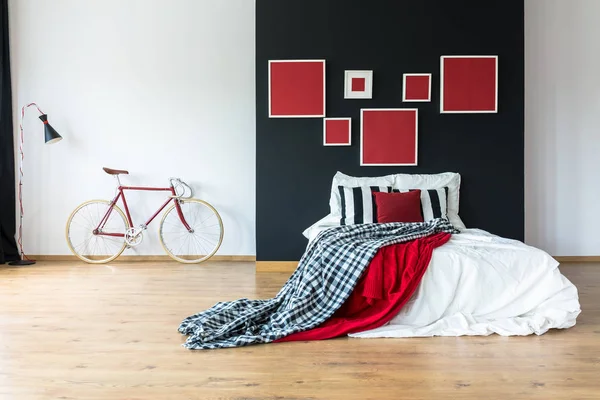 Kral yatak üzerinde kırmızı yorgan