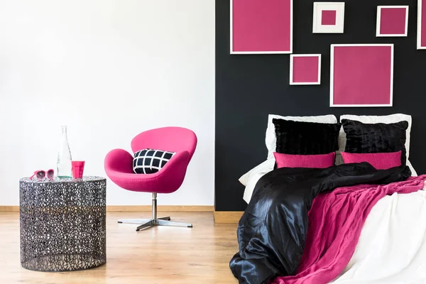 Sedia rosa in camera da letto girly — Foto Stock