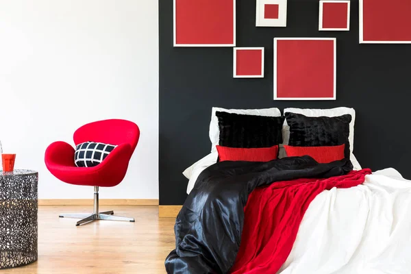 Kırmızı yorgan ile şık yatak odası — Stok fotoğraf