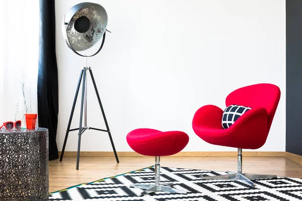 Tasarlanmış tablo ile parlak Oda