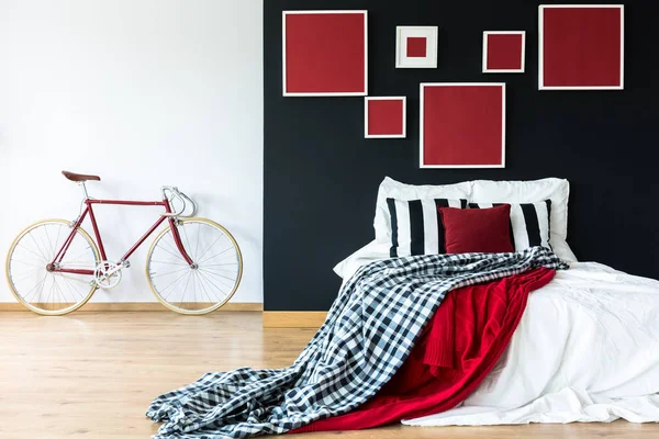 Червоний велосипед проти білої стіни — стокове фото