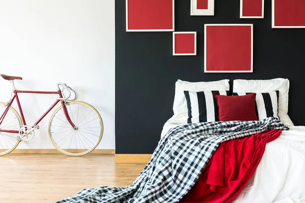 Quarto minimalista com bicicleta vermelha — Fotografia de Stock
