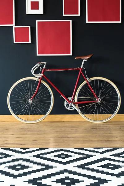 Червоний велосипед у просторій студії — стокове фото