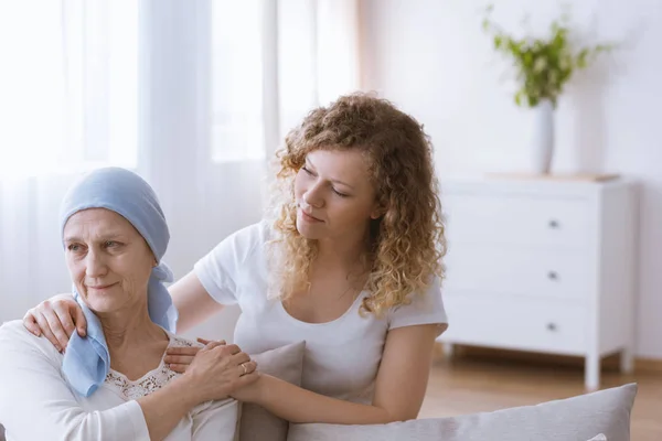 Hija que apoya a la madre después de la quimioterapia — Foto de Stock