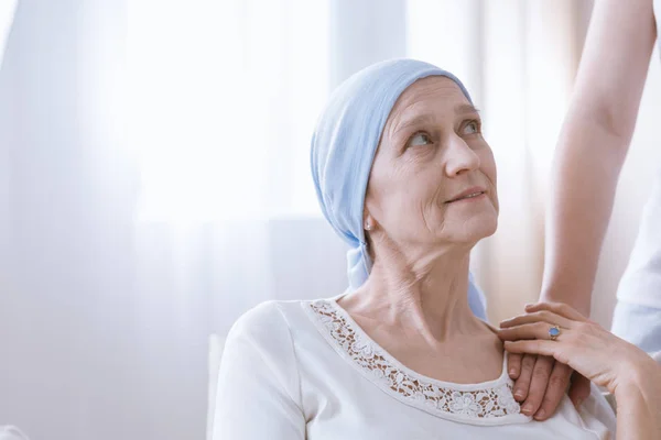 Femme pleine d'espoir après le traitement du cancer — Photo