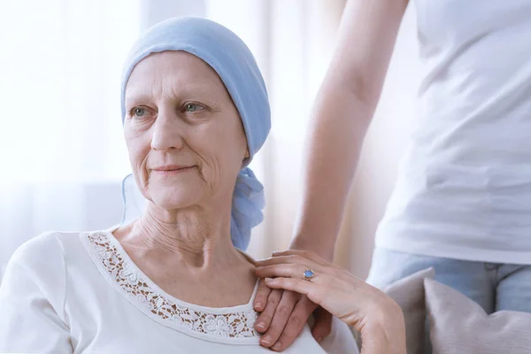 Mulher esperançosa lutando contra o câncer — Fotografia de Stock