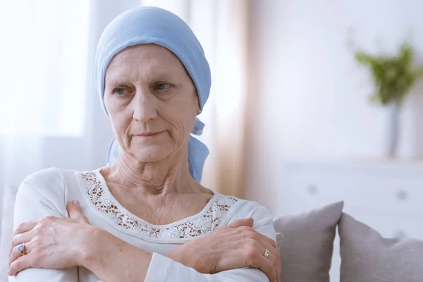 Depressed woman suffering from cancer — Stock Photo, Image