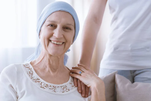 Χαμογελώντας διανοητικά ισχυρή γυναίκα Καρκίνος — Φωτογραφία Αρχείου
