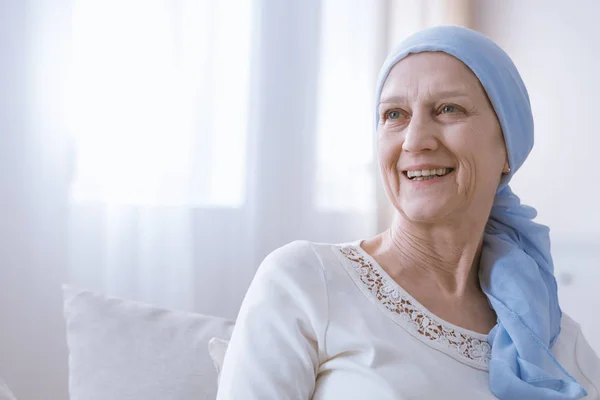 Cáncer mujer sonriendo con esperanza — Foto de Stock