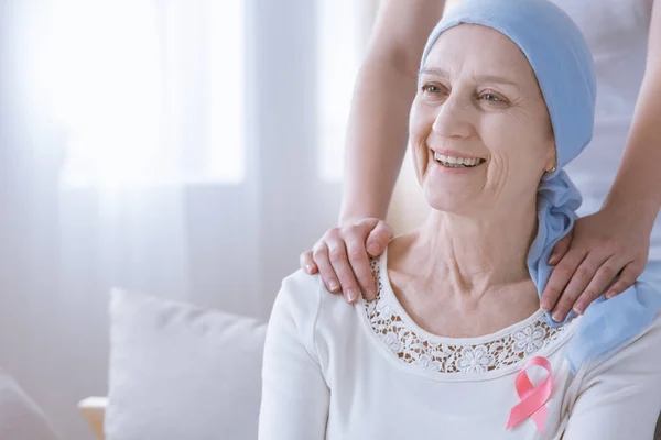 Mulher com câncer usando fita rosa — Fotografia de Stock