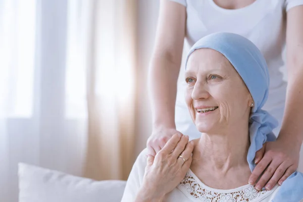 Mujer con cáncer sonriente con hija — Foto de Stock