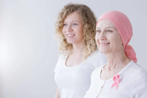 Unterstützung der Mutter im Kampf gegen Brustkrebs — Stockfoto