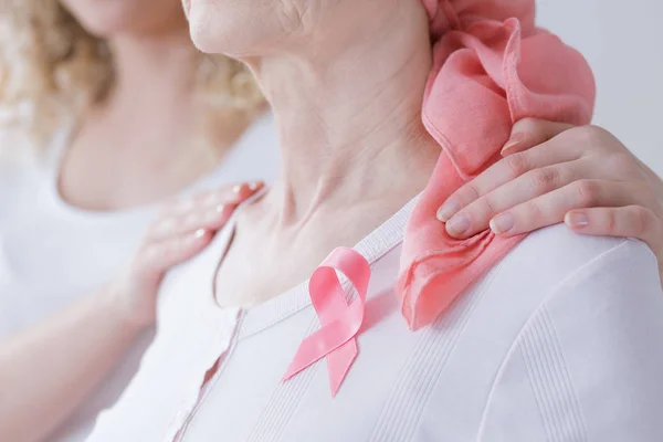 Podpora matku s rakovinou prsu — Stock fotografie