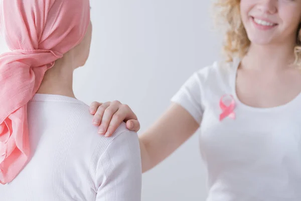 Dochter dragen borst kanker lint — Stockfoto