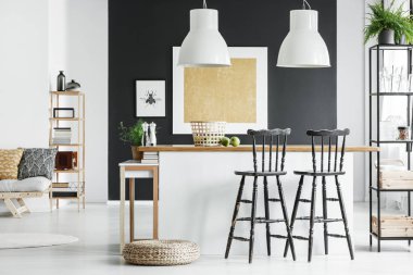 Bar tabureleri ile Oda