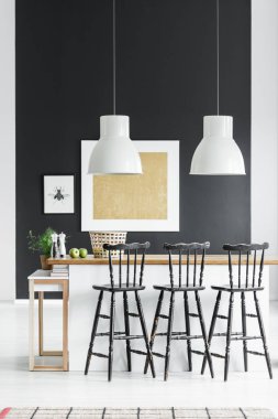 Siyah bar tabureleri ile mutfak 