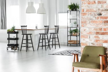 Kırmızı duvar ile Retro mutfak