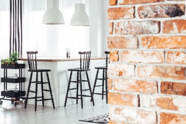 Tuğla duvar ile yemek odası