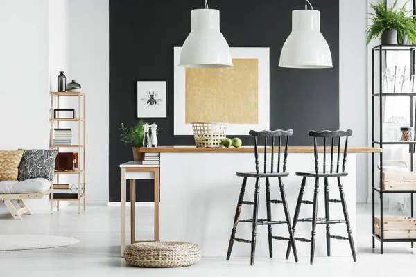 Bar tabureleri ile Oda